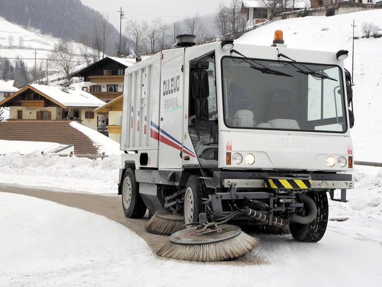 Straßenkehrmaschinen im Schnee