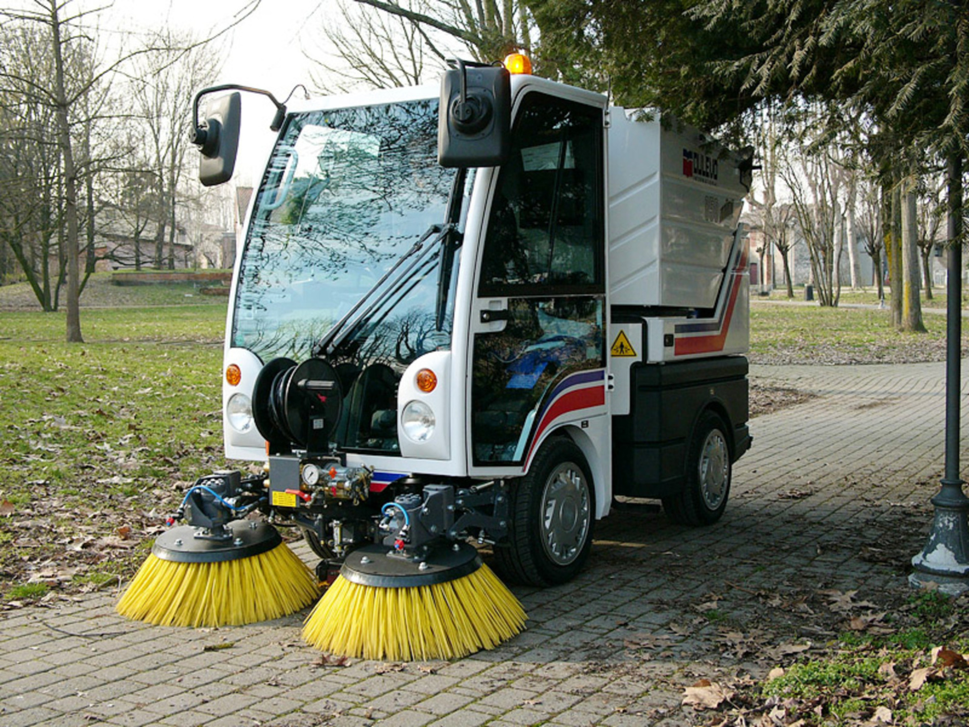 Saugende Straßenkehrmaschinen für Parks